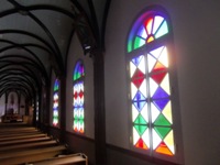 長崎県最後の煉瓦造りの教会ステンドグラスの影