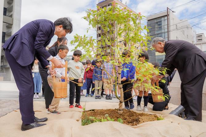 被爆クスノキ2世の苗木の植樹の画像1
