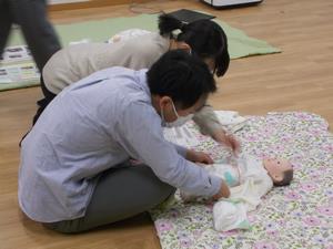 両親学級オムツ交換体験の様子(写真)