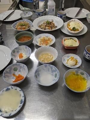 離乳初期・中期・後期の調理形態と大人の料理の写真