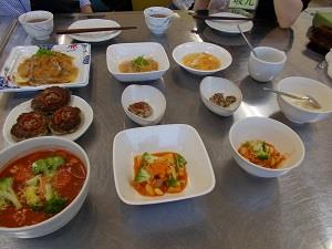 離乳後期・完了理の調理形態と大人用の料理の写真