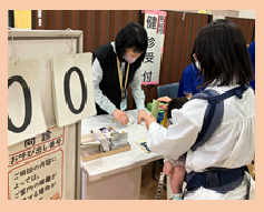 受付の様子(写真)