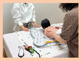 小児科医の診察の様子(写真)