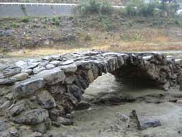 本河内高部貯水池内石橋