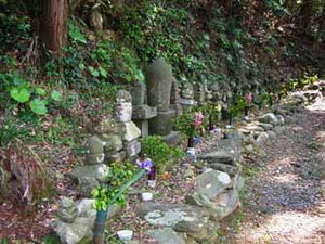 大聖寺跡の墓碑群