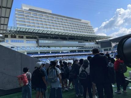 小江原小学校6年生がスタジアムシティで見学・学習する様子の画像1