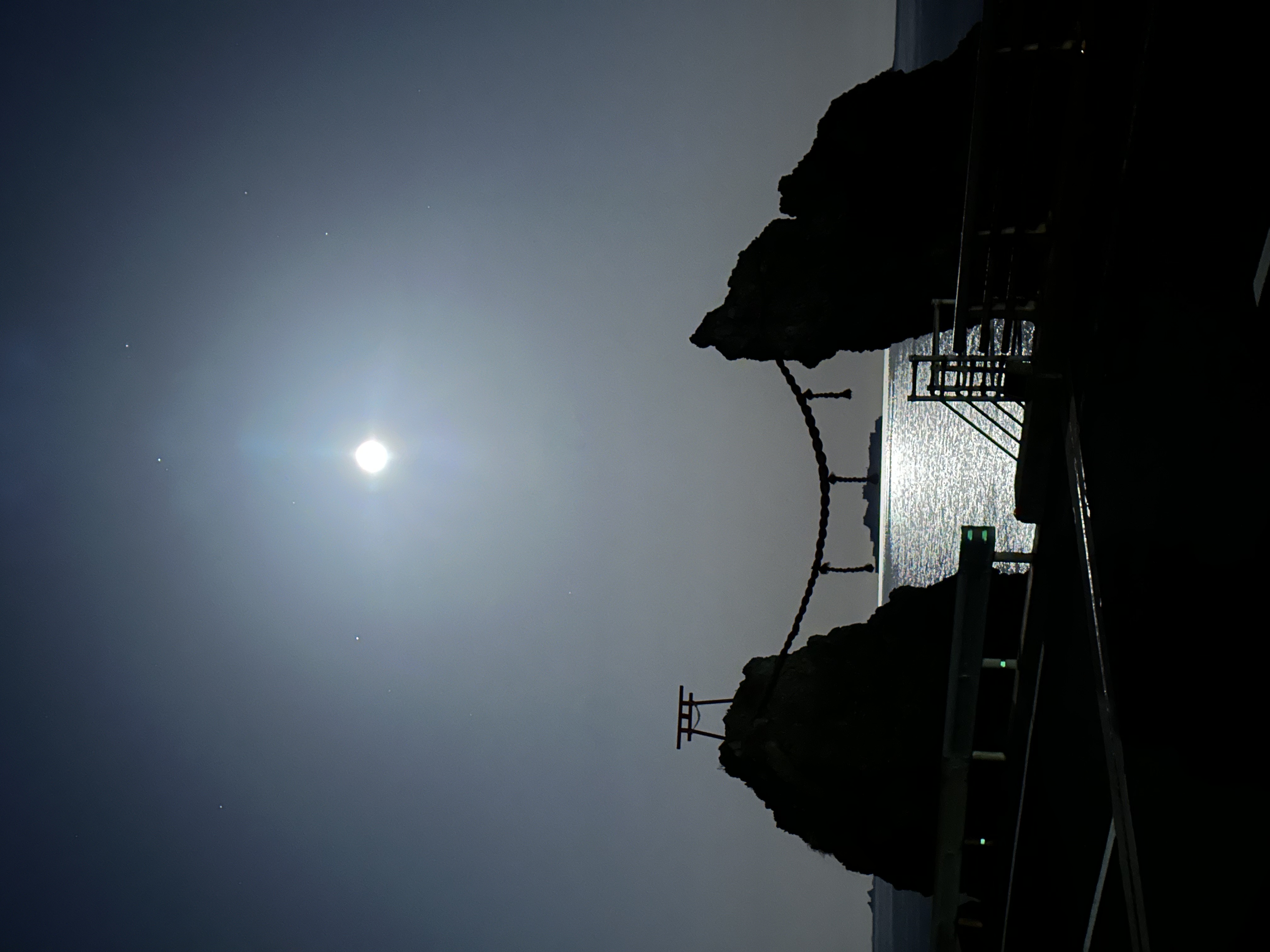 月と端島と夫婦岩