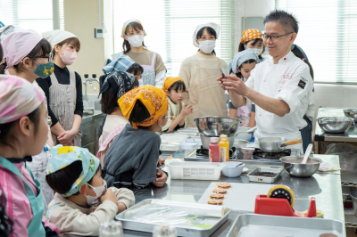 親子がお菓子作りに参加する様子