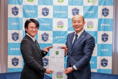 認定証を市長と二人で持つ