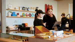 店内で従業員と相談する西原さん