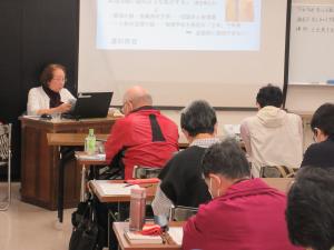 講師がスライドで説明している