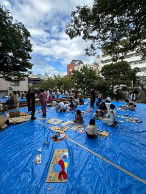公園でお絵描きの様子