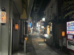 弓張提灯と路地の様子