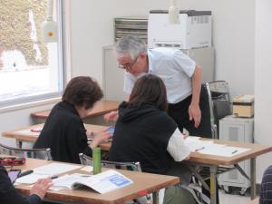 講師が受講生にアドバイスをしている