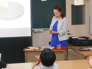 講師がスライドの前に立っている