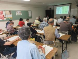 講師がスライドを使って説明している