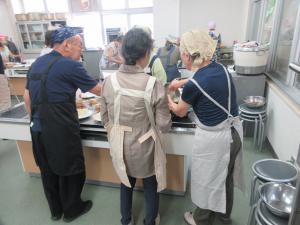 グループで考えながら料理している
