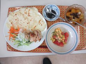 春餅と白玉団子とトマトと卵の炒め物