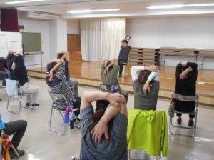 左手で右ひじを頭の上から抑える