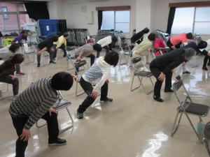中腰で体をひねる
