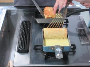 玉子焼き器でバウムクーヘンを焼いている