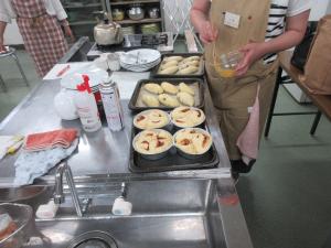 オーブンで焼く前のパン生地