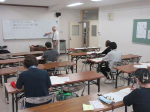 講師がホワイトボードに書いて説明している