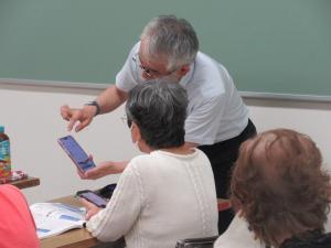 講師がスマホで個別に指導
