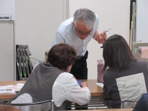 講師が個別に説明している