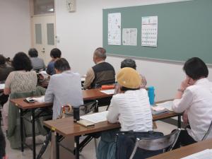 受講生が講義を聴いている