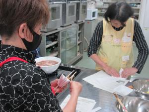 割り箸で模様を作っている