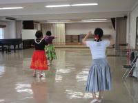 後ろ向きでダンスをしている