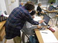 補助講師が指導している