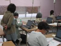 受講生がパソコン操作そしている