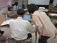 補助講師が手伝っている