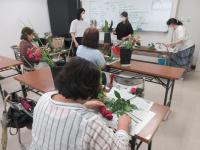 花材を選んでいる