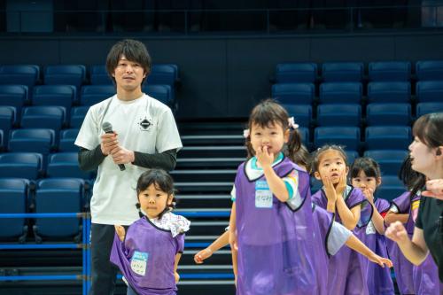 子どもたちを見守る内村さん
