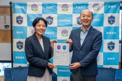 認定証を掲げる前田さんと鈴木市長