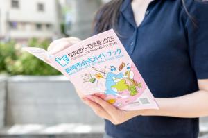 ガイドブックを読む女性