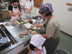 パン生地をこねている