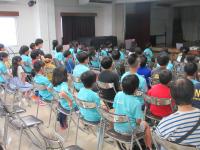 熱心に話を聞く子どもたち