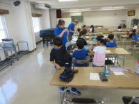 講師が子どもの作品作りを手伝っている