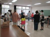 親子で輪になっている