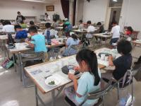 子どもたちが作品を作っている
