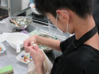 布にビー玉を入れて輪ゴムで結んでいる
