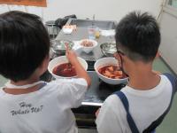 布を玉葱の皮の汁で煮出している