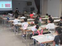 講師がスライドを使って説明している