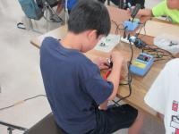 はんだごて作業に真剣に取り組んでいる様子