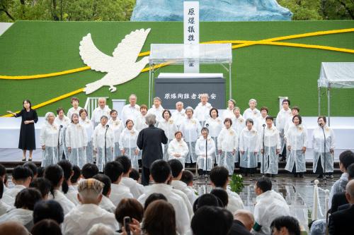 写真（被爆者合唱）