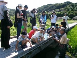 先生のお話を聞く参加者たち